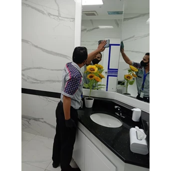 Office Boy/Girl Cek ulang pembersihan toilet male lobby utama
