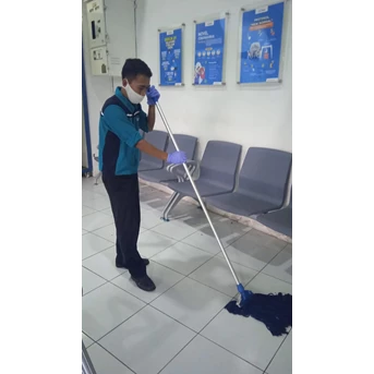 Cleaning service Moping ruang pendaftaran