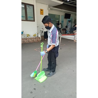 Cleaning service Sweping area luar Fashlab klinik & laboratorium