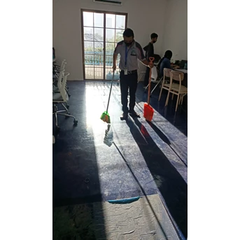 Cleaning service Swiping mopping ruangan lantai 3