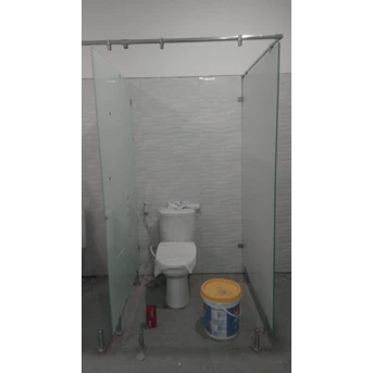 KONTRAKTOR MALANG SPESIALIS KACA cubicle toilet kaca kamar mandi