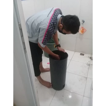 office boy/girl progres pencucian tempat sampah di widya chandra jkt