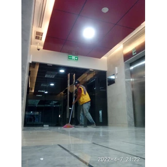 General cleaning service Sweping debu lobby lantai 15 di Gedung Cyber