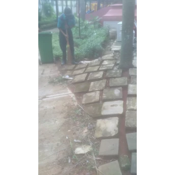 Perawatan taman bersihkan sampah di selah2 batu hias di Amartapura