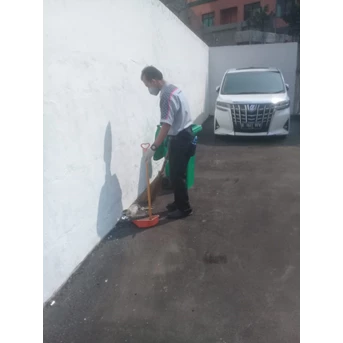 office boy/girl membersihkan area parkir belakang fashlab 11 04 2022