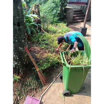 perawatan taman membersihkan sampah area taman di amartapura 14 04 22