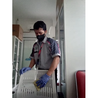 Office Boy/Girl dusting kursi 16 04 2022