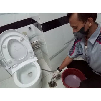 Office Boy/Girl Penyiraman air floor drain di toilet lobby utama