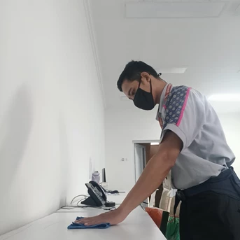 office boy/girl dusting meja ruangan lantai 3 21.04.2022