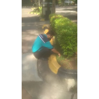 Perawatan taman bersihkan rumput area parkir di Amartapura 26/04/2022
