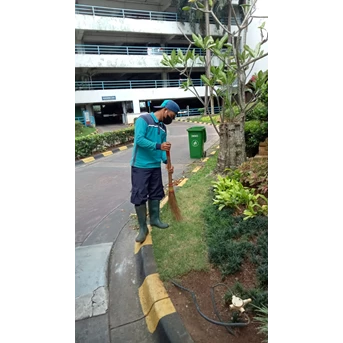 Perawatan taman bersihkan halaman depan di Amartapura 26/04/2022