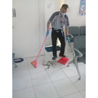 Office Boy/Girl sweeping luar ruang tunggu swab pcr Fashlab 27/04/2022