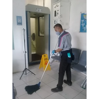 office boy/girl mopping fashlab 27/04/2022
