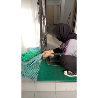 office boy/girl merapihkan karpet di fashlab klinik 06/05/2022