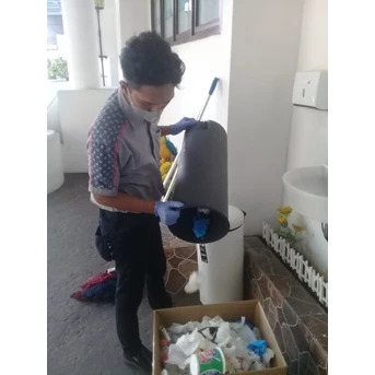 Office Boy/Girl take out sampah luar ruang tunggu swab 17/05/2022