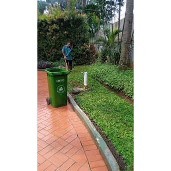 Perawatan taman membersihkan sampah pohon Di Amartapura 19/05/2022