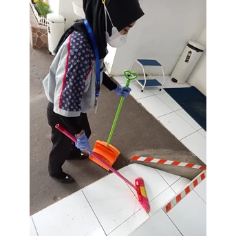 office boy/girl sweeping tanggadepan di fashlab 19/05/2022
