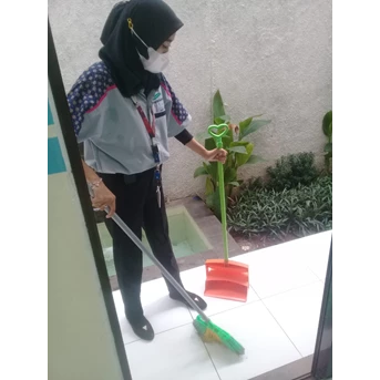 Office Boy/Girl sweeping luar halaman belakang ruangan vaksin 19/05/22
