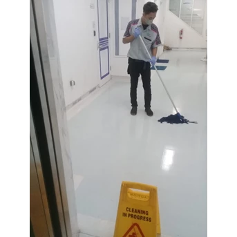 office boy/girl mopping luar koridor lobby utama di fashlab 19/05/2022