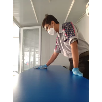 office boy/girl dusting meja dalam lobby utama 31/05/2022