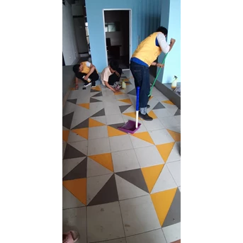 General cleaning service membersihkan lantai sisa cat di Crown Golf
