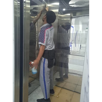Office Boy/Girl dusting bagian dalam pintu lift 04/06/2022