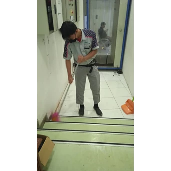 office boy/girl sweeping jalur sampel 04/06/2022