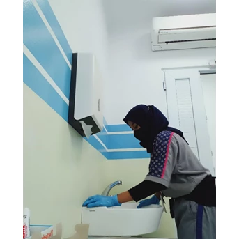 office boy/girl membersihkan wastafel ruang vaksin 14/6/2022