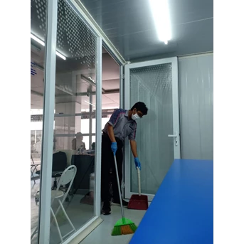 Office Boy/Girl Sweeping ruang penyimpanan barang2 15/6/2022