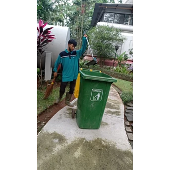 Perawatan taman bersihkan sampah di Amartapura 16/06/22