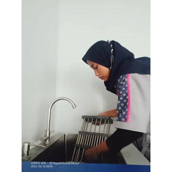 Office Boy/Girl Membersihkan wastafel tempat cuci peralatan 17/6/2022