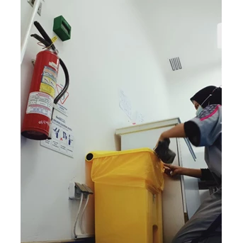 office boy/girl dusting tempat sampah 21/6/2022