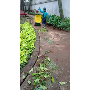 Perawatan taman menyapu sampah daun di Amartapura 22/06/2022