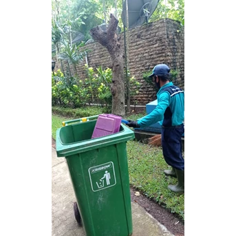 perawatan taman menyapu sampah di amartapura 22/06/2022