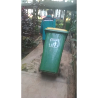Perawatan taman membuang sampah di Amartapura 29/06/2022
