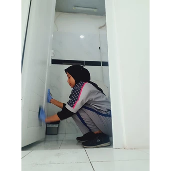 office boy/girl dusting pintu toilet consumer 07 juli 2022