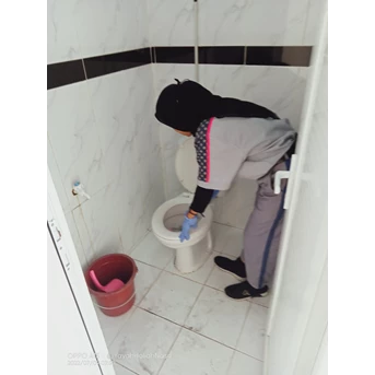 Office Boy/Girl Membersihkan toilet 11 juli 2022