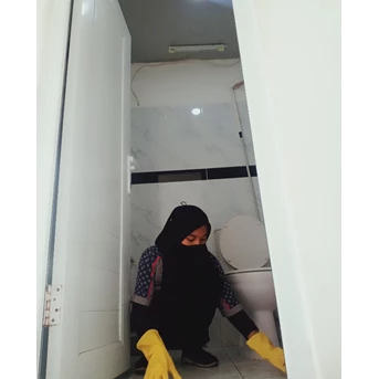 office boy/girl membersihkan toilet costumer 25 juli 2022