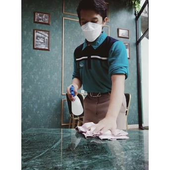 office boy/girl dusting meja tamu di kafe drean dates 26/07/2022