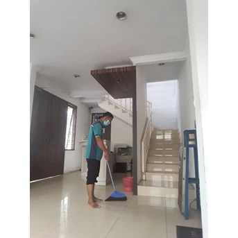 Office Boy/Girl Sweeping ruang depan di PT Multi Agung Tran 27/07/2022