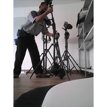 Office Boy/Girl rapihan dan pemindahan foto kamera di Belinsky Studio