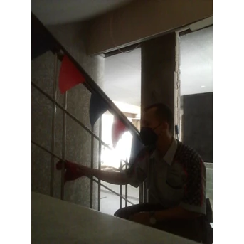 office boy/girl dusting realing turunan tangga di belinsky studio