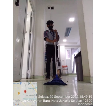 Office Boy/Girl Mopping depan toilet pantry 20 september 2022