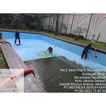 Cleaning service bersihkan kolam renang area empat di Kedubes Turkey