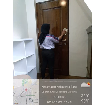 office boy/girl dusting pintu ruangan toilet wanita di vibe yoga 02/11