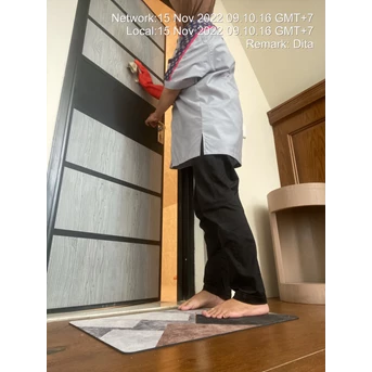 office boy/girl dusting pintu toilet pria di vibe yoga studio 15/11/22
