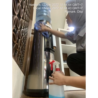 office boy/girl dusting dispenser di vibe yoga studio 18/11/2022