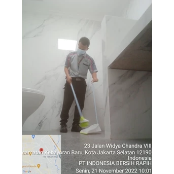Office Boy/Girl sweping toilet lantai tiga 21/11/2022