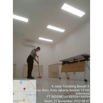 Office Boy/Girl sweping lantai depan ruangan operasional 21/11/2022