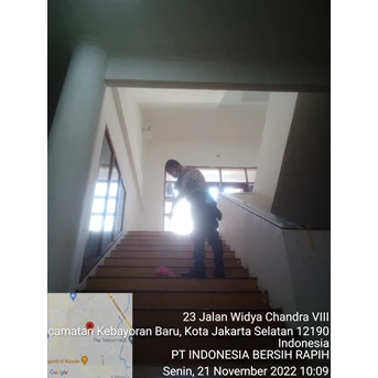 office boy/girl sweping tangga lantai dua 21/11/2022